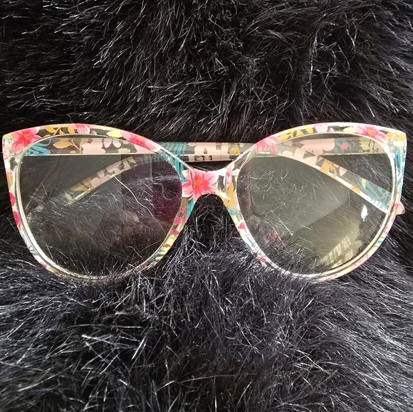 The Nani Tropical Readers - Picture 2 of 3